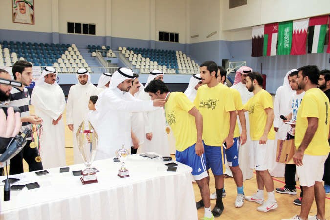 سعد المطيري يقلد الفريق البطل الميداليات