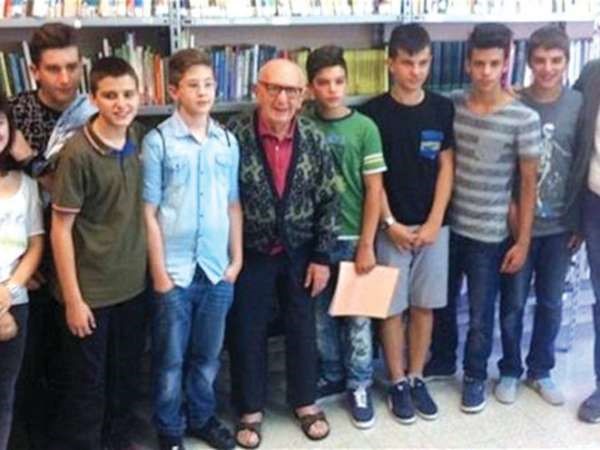 المسن وسط زملائه الطلبة﻿