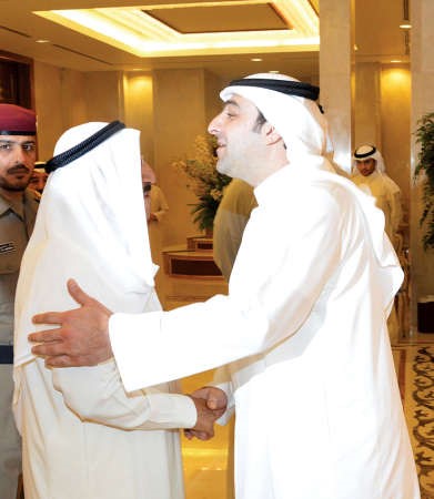 سمو الامير مصافحا ياسر ابل﻿