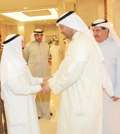 سمو الامير مصافحا د علي العبيدي ﻿