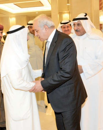 صاحب السمو مصافحا دبدر العيسى ﻿