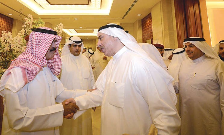 سمو ولي العهد مصافحا فيصل الشايع ﻿