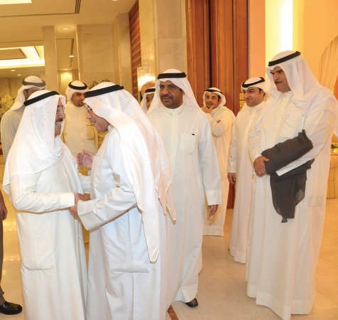 صاحب السمو الامير مصافحا الشيخ خالد الجراح ويبدو الشيخ سلمان الحمود واحمد القضيبي ﻿