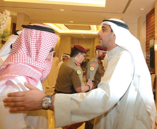سمو ولي العهد مصافحا الشيخ محمد العبدالله ﻿