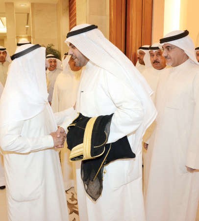 صاحب السمو مصافحا محمد الجبري﻿