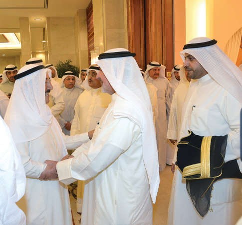 صاحب السمو مصافحا صالح عاشور ﻿