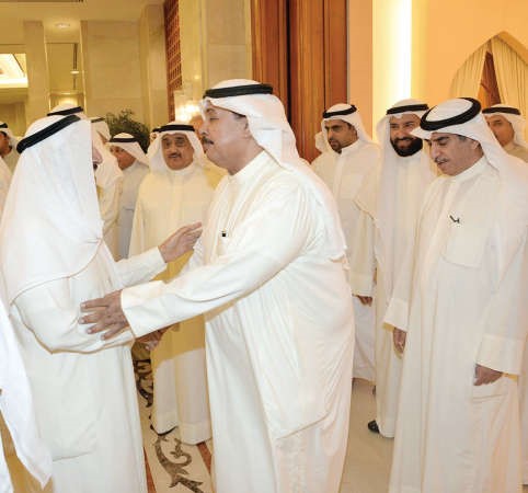 صاحب السمو مصافحا خلف دميثير ﻿