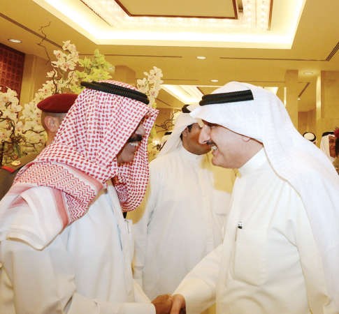 سمو ولي العهد مصافحا كامل العوضي﻿