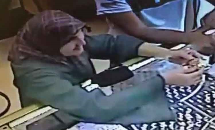 بالفيديو.. فتاة تستخدم أكمامها في عملية سرقة احترافية