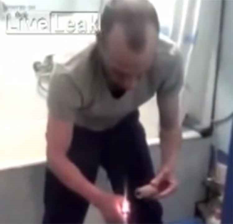 بالفيديو.. انفجار «ألعاب نارية» تحت وعاء يجلس عليه رجل