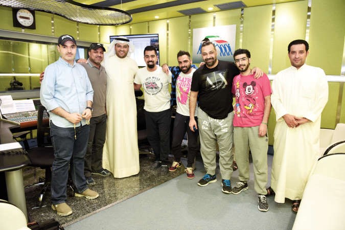 فريق اسرة برنامج كنز FM في لقطة جماعية داخل الاستديو فريال حماد