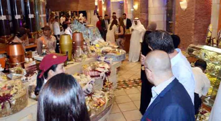 الجميع يتمتع بما تقدمه محمصة الرفاعي