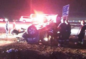 رجال الامن والاطفاء خلال تعاملهم مع الحادث ﻿