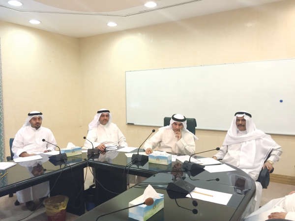 عبدالله الكندري خلال ترؤسه اجتماع اللجنة
