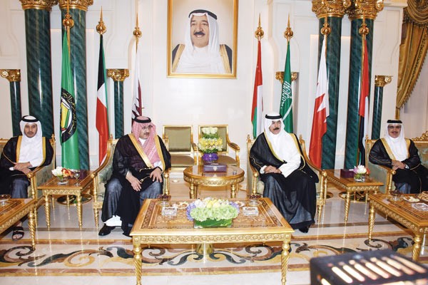 نائب رئيس الوزراء ووزير الداخلية الشيخ محمد الخالد مستقبلا صاحب السمو الملكي الامير محمد بن نايف ولي العهد ووزير الداخلية السعودي قبيل اجتماع وزراء داخلية مجلس التعاون في الكويت مساء امس الاول