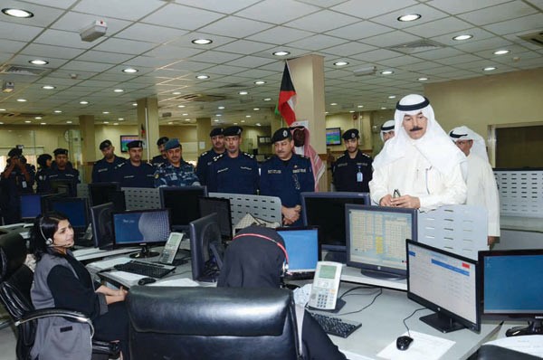 الشيخ محمد الخالد خلال زيارته لغرفة العمليات واتخاذ القرار
