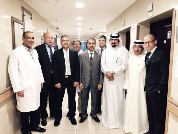 دمهدي الفضلي مع اعضاء الفريق الطبي الالماني وعدد من اطباء مستشفى الصباح