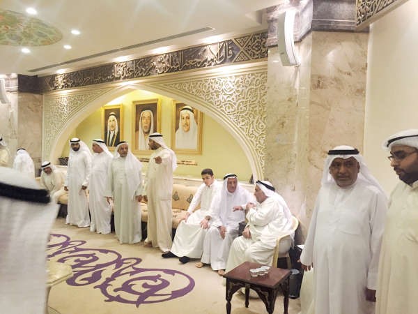 جانب من الحضور في مجلس العزاء والتابين ﻿