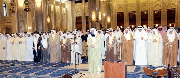صاحب السمو الامير الشيخ صباح الاحمد في مقدمة المصلين خلال الصلاة الموحدة للسنة والشيعة في المسجد الكبير امس بحضور كبار المسؤولين في الدولة وجمع غفير من المواطنين