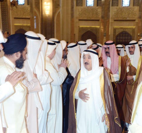 صاحب السمو وسمو ولي العهد ورئيس مجلس الامة يتبادلون التحية مع عدد من المصلين في المسجد قبل بدء الصلاة