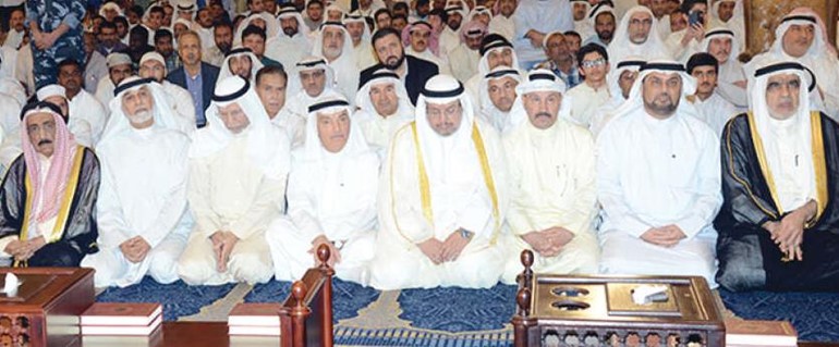 عدنان عبدالصمد وديوسف الزلزلة ومحمد طنا ودعادل الفلاح ومحمد ابو الحسن وجموع من المصلين في المسجد الكبير
