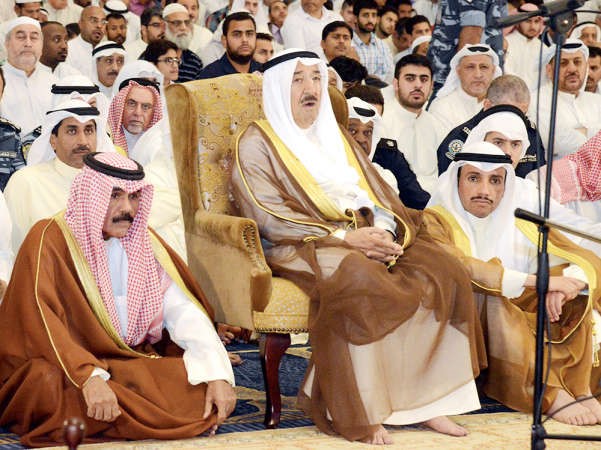 صاحب السمو الامير الشيخ صباح الاحمد وسمو ولي العهد الشيخ نواف الاحمد ورئيس مجلس الامة مرزوق الغانم يتقدمون المصلين في المسجد الكبير