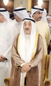 سمو الامير يؤدي الصلاة