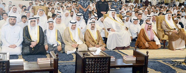 صاحب السمو الامير الشيخ صباح الاحمد وسمو ولي العهد الشيخ نواف الاحمد وسمو الشيخ ناصر المحمد والشيخ ناصر صباح الاحمد والشيخ سلمان الحمود وجواد بوخمسين وعدنان عبدالصمد ود يوسف الزلزلة يستمعون الى خطبة الجمعة