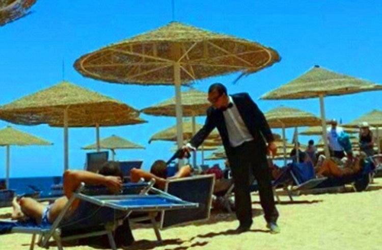 وصل كجيمس بوند مرتديا بذلة سموكن، ليرهب السياح بتسلية مرعبة