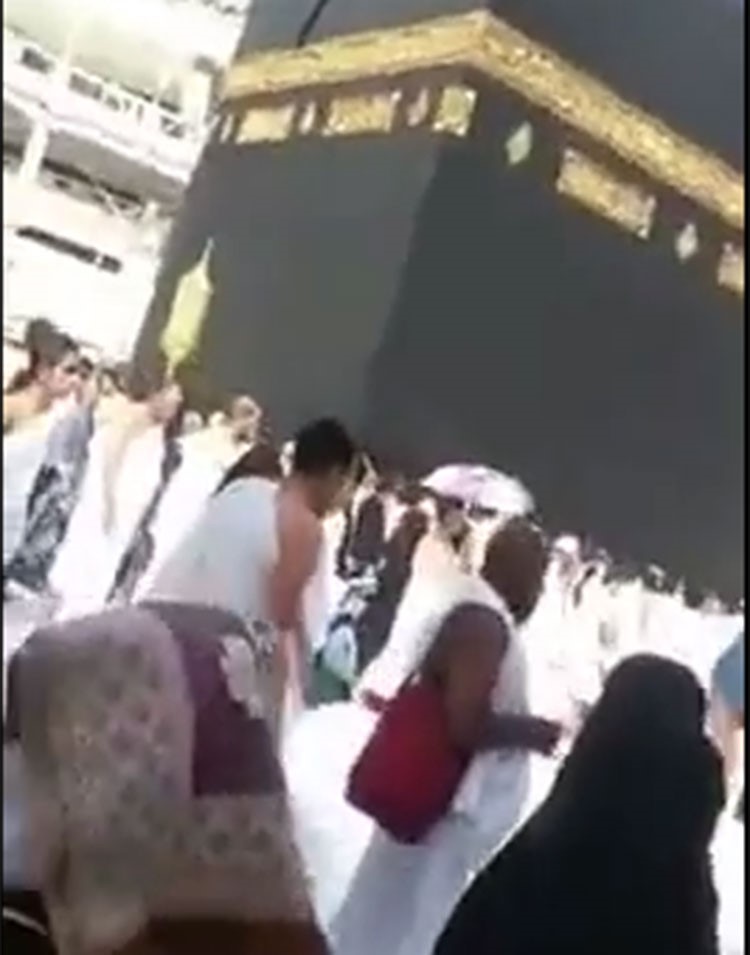بالفيديو .. معتمر يطوف حول الكعبه ويدعي "اللهم زوجني مزيونه" .. ويجبر زوجته على قول "آمين"