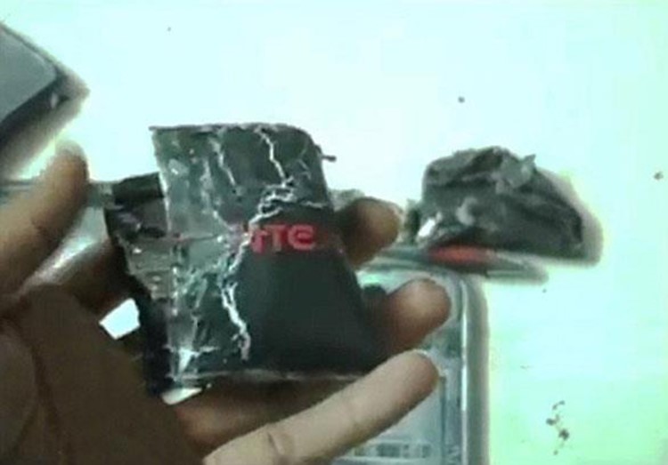بالصور.. هاتف ينفجر في وجه صاحبه أثناء المكالمة