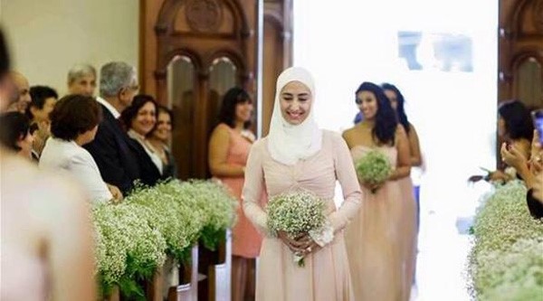 اشبينة محجبة في احدى الكنائستويتر