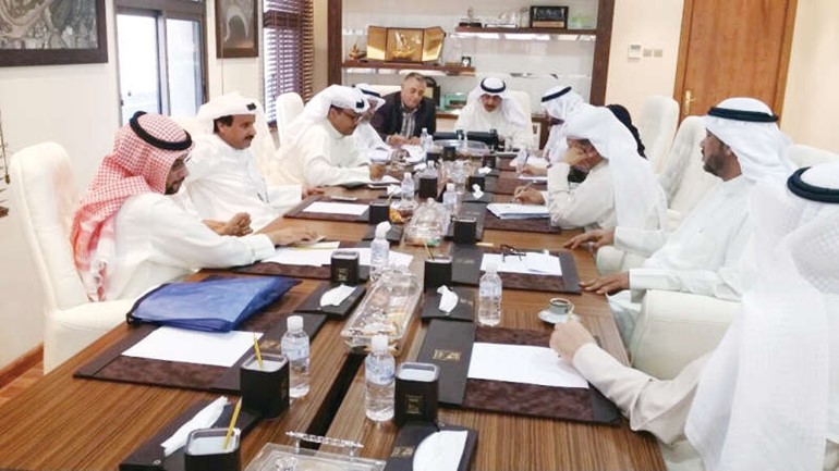 ماحمد الصبيح ومسؤولو البلدية خلال اللقاء