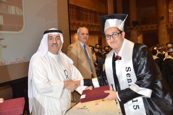 احد الطلبة الخريجين يتسلم هديته﻿