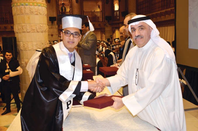  وتكريم لاحد الخريجين﻿