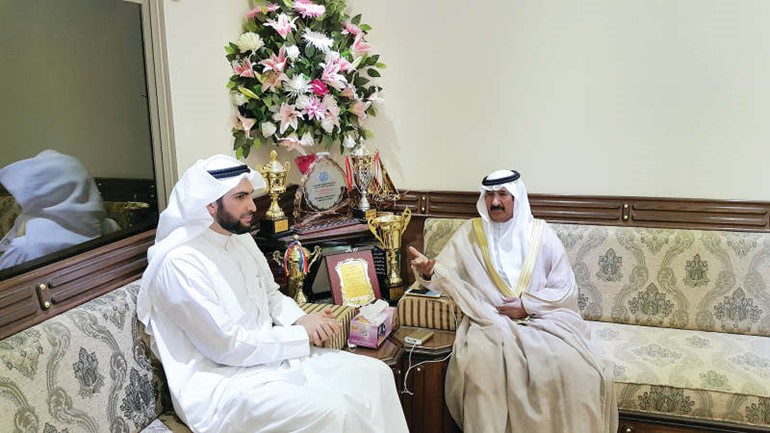 الشيخ فلاح فهد بن جامع متحدثا الى الزميل محمد راتب