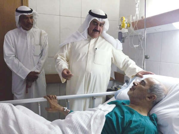 الفريق ثابت المهنا خلال زيارته احد المصابين 