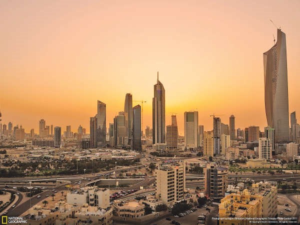 مشهد عام لمدينة الكويت حيث تظهر استثمارات القطاع الخاص الجديدة في الابراج الضخمة التي تؤشر لتحولات في الاستثمارات الداخلة للكويت ناشيونال جيوغرافيك﻿