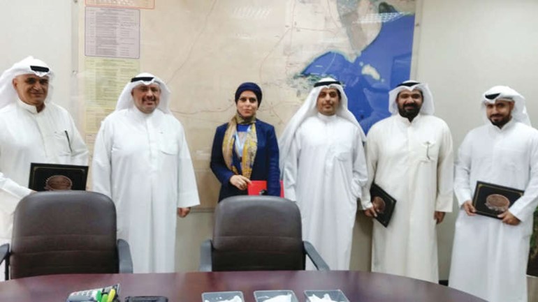 ماحمد الحصان في صورة مع المكرمين ﻿
