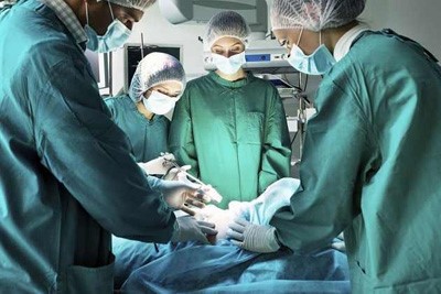 مريض أميركي يسجل لأطباء سخريتهم منه أثناء الجراحة فيربح نصف مليون دولار