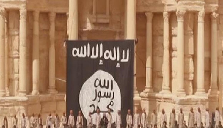بالفيديو والصور.. "أطفال" داعش ينفذون عملية إعدام جماعية على مسرح تدمر الاثري والمشاهدون على المدرجات 