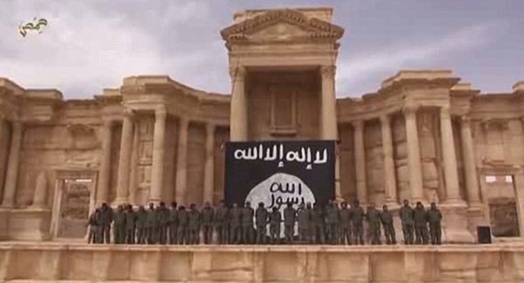 بالفيديو والصور.. "أطفال" داعش ينفذون عملية إعدام جماعية على مسرح تدمر الاثري والمشاهدون على المدرجات 