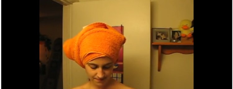 بالفيديو.. امرأة ترصد أغرب ما تفعله قطتها عقب استحمامها ليلا