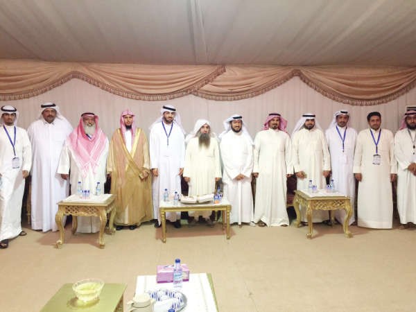 د وليد الشعيب متوسطا عددا من القائمين على مركز جابر العلي
