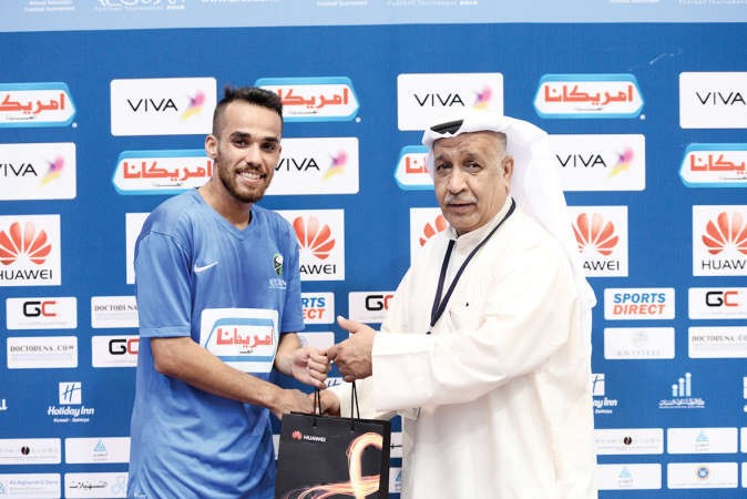 صالح حيدر يتسلم جائزة افضل لاعب