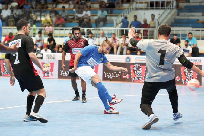لاعب فريق دايركت دودو في طريقه الى التسجيل