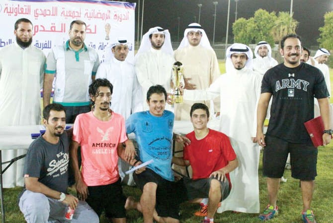 وقيان العازمي يسلم الكاس الى الفريق البطل