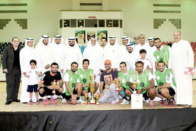 الفريق البطل مع كاس البطولة