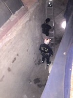 رجال الاطفاء خلال انتشالهم الشاب من الحفرة﻿