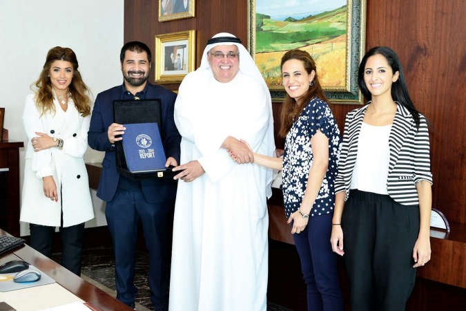 جانب من توقيع الاتفاقية ويبدو فيصل العيار ﻿